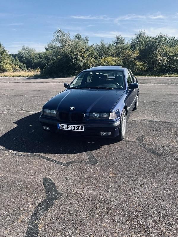 Blau Gebraucht 1997 BMW 316 Limousine | 2.900 € - Bild 1/4