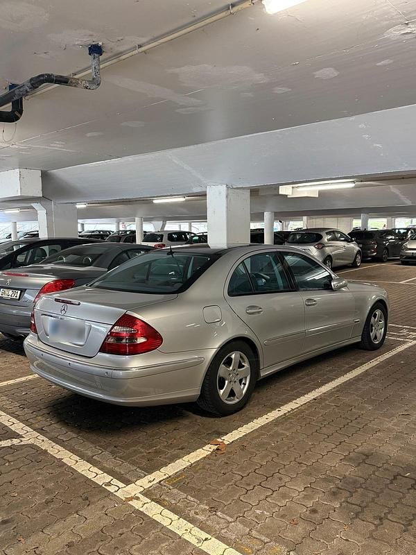 Gebraucht Mercedes E270 Avantgarde 177 PS (130 kW) 2002 Silber Limousine