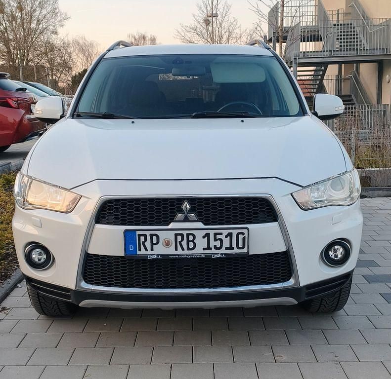 Gebraucht Mitsubishi Outlander Invite 147 PS (108 kW) 2012 Weiß SUV