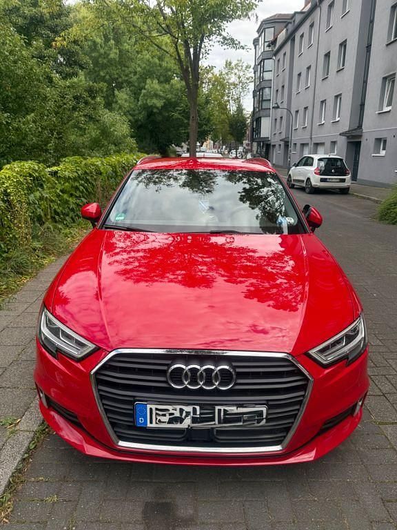 Gebraucht Audi A3 Sport 150 PS (110 kW) 2018 Rot Limousine