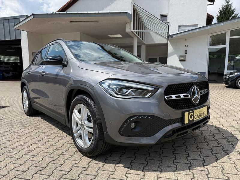 Grau Gebraucht 2023 Mercedes GLA200 Progressive SUV | 33.690 € (Guter Preis) - Bild 1/4