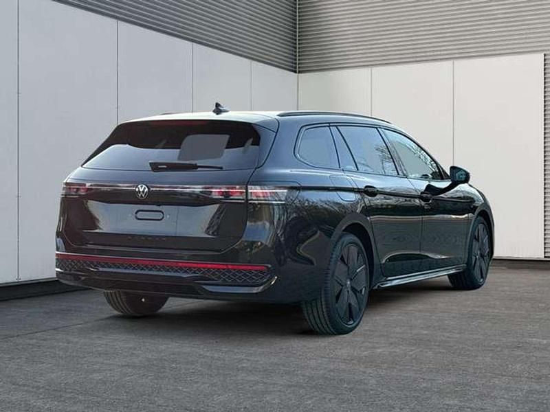 Neu VW Passat R-line 193 PS (141 kW) 2026 Grenadillschwarz meta.../schwa Kombi