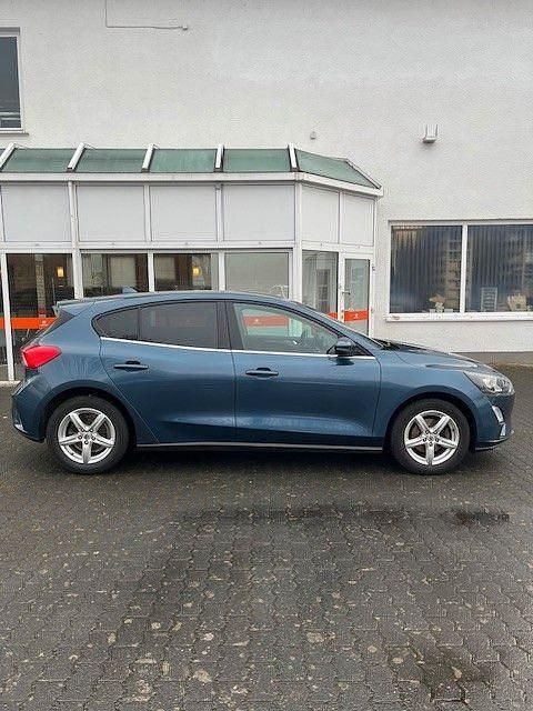 Używany Ford Focus Titanium 155 KM (114 kW) 2021 Niebieski Sedan/Limuzyna