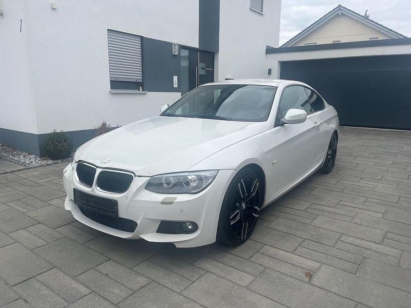Weiß Gebraucht 2011 BMW 320 M Sport Coupé | 7.400 € (Guter Preis) - Bild 1/4