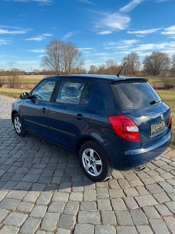 Gebraucht Skoda Fabia 60 PS (44 kW) 2012 Blau Kleinwagen
