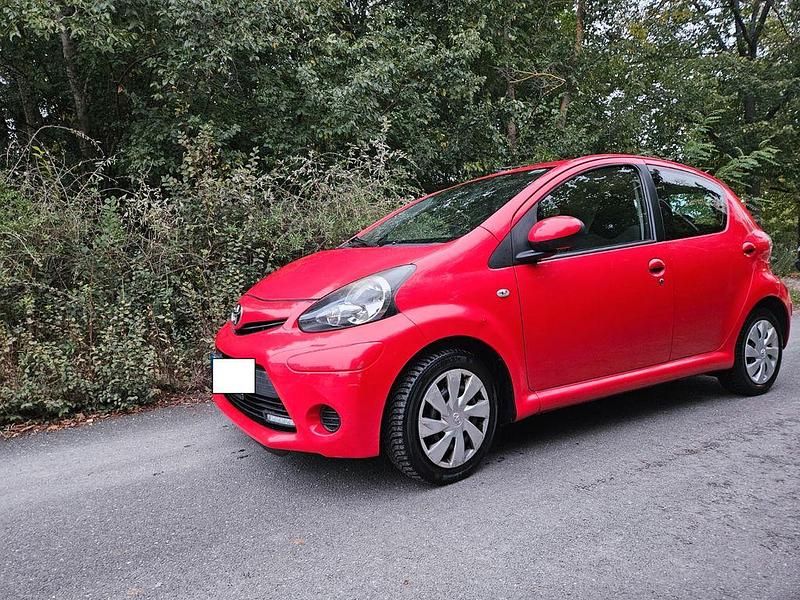 Rot Gebraucht 2013 Toyota Aygo Kleinwagen | 2.999 € (Superpreis) - Bild 1/4