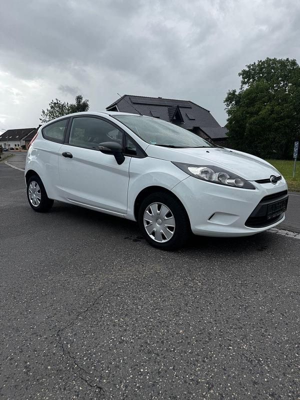Weiß Gebraucht 2009 Ford Fiesta Ambiente Kleinwagen | 3.290 € (Fairer Preis) - Bild 1/4