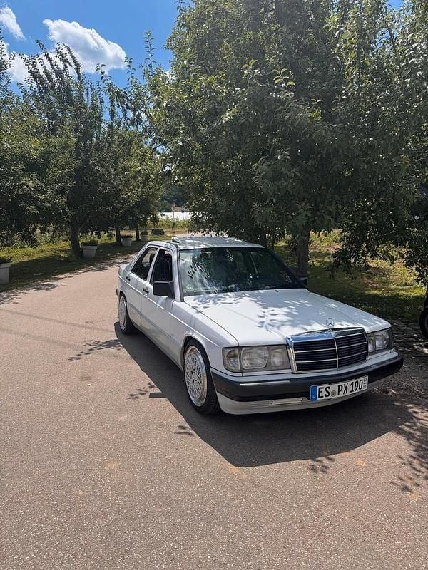 Weiß Gebraucht 1991 Mercedes 190 Limousine | 4.199 € - Bild 1/4