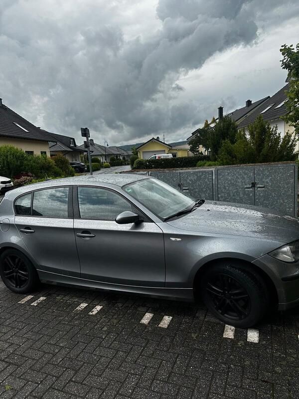 Grau Gebraucht 2009 BMW 118 Kleinwagen | 2.800 € (Superpreis) - Bild 1/4