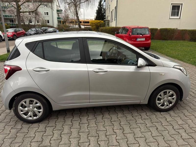 Gebraucht Hyundai i10 Classic 67 PS (49 kW) 2017 Silber Kleinwagen