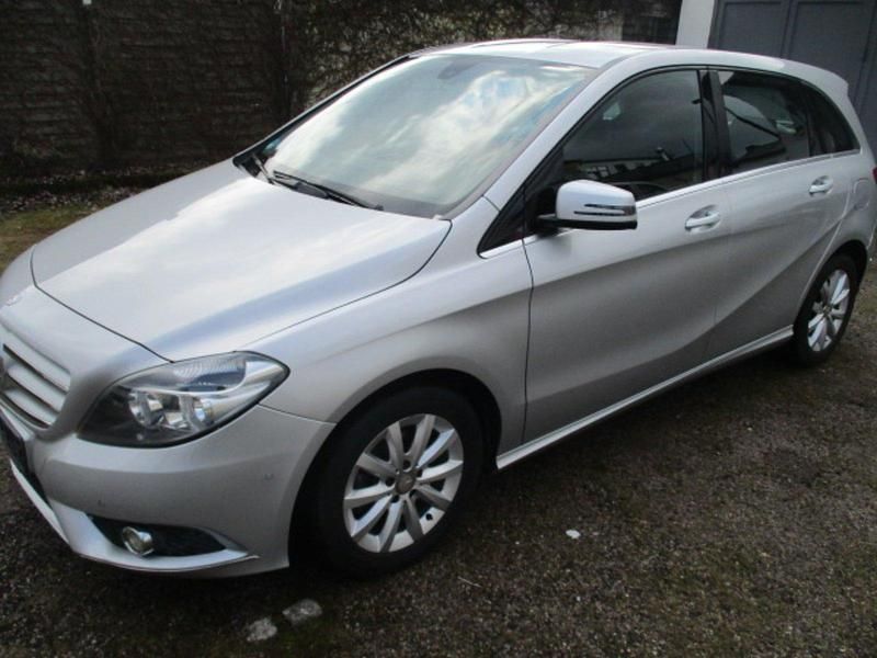Gebraucht Mercedes B180 122 PS (89 kW) 2013 Silber Van / Kleinbus