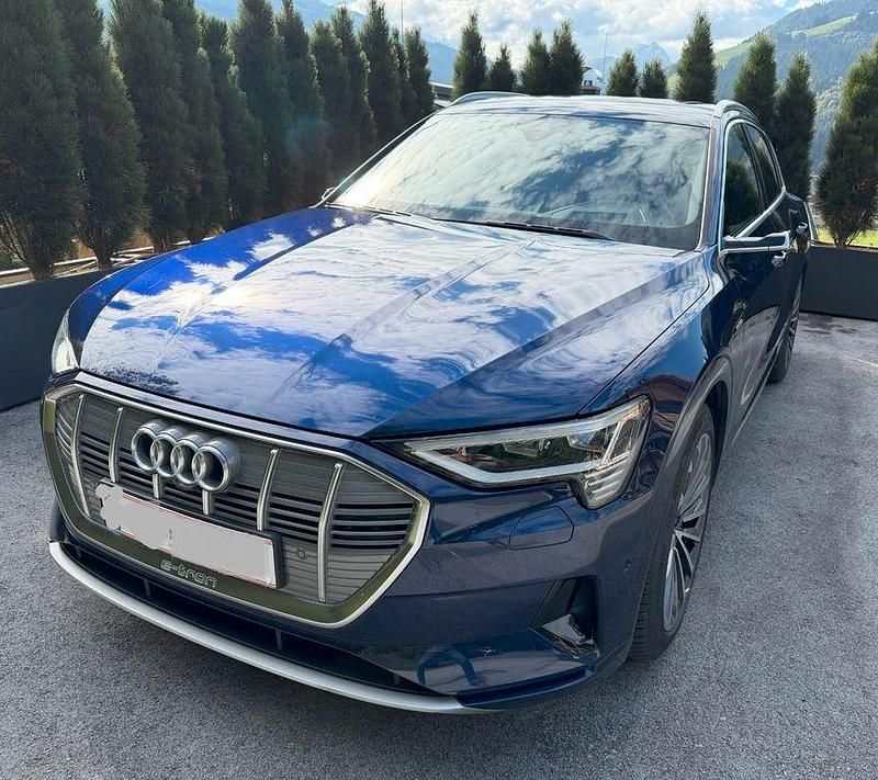 Blau Gebraucht 2019 Audi e-tron S-Line SUV | 31.900 € (Guter Preis) - Bild 1/4