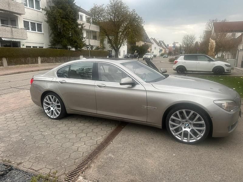 Gebraucht BMW 750 408 PS (300 kW) 2009 Gold Limousine