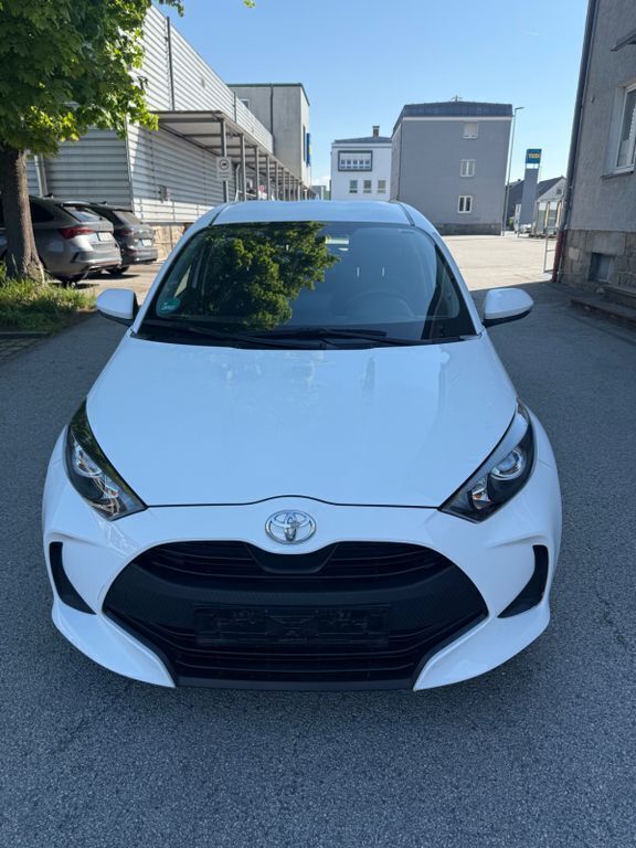 Weiß Gebraucht 2022 Toyota Yaris Comfort Limousine | 10.600 € (Superpreis) - Bild 1/4