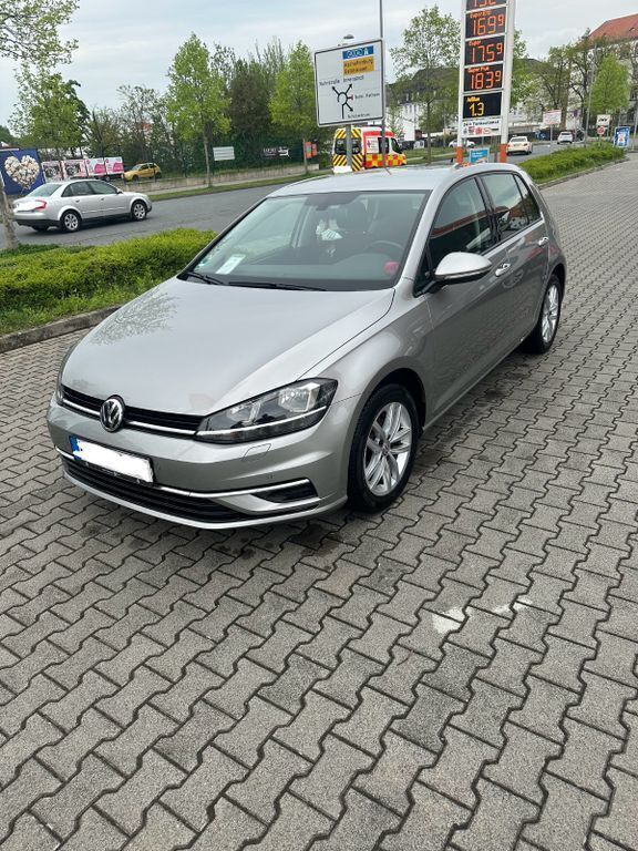 Grau Gebraucht 2019 VW Golf VII Comfortline Limousine | 13.600 € (Superpreis) - Bild 1/4