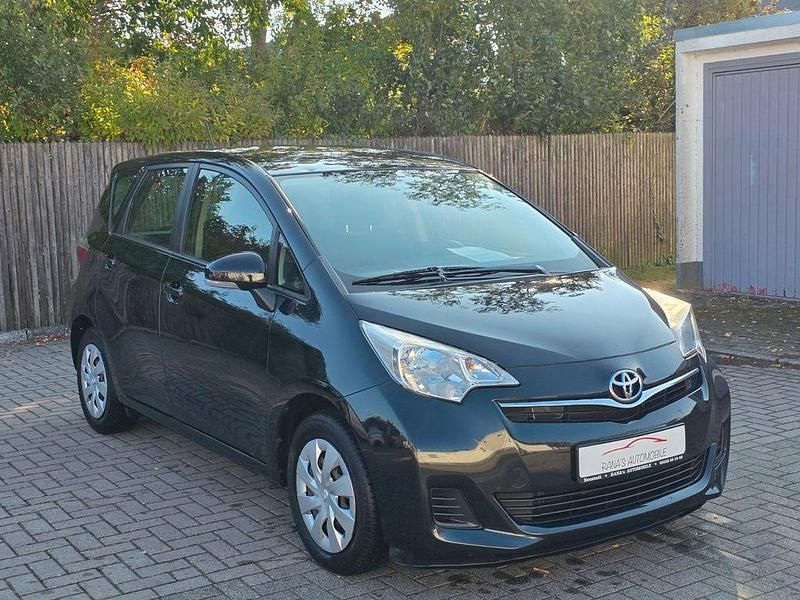 Gebraucht Toyota Verso-S Cool 99 PS (72 kW) 2012 Schwarz Van / Kleinbus