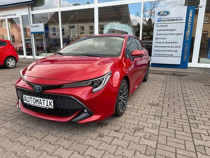 Emotional red 2 (metallic) Gebraucht 2020 Toyota Corolla Hybrid Limousine | 22.990 € (Etwas zu teuer) - Bild 1/4