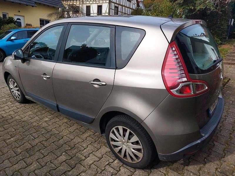 Braun Gebraucht 2010 Renault Scénic III Van / Kleinbus | 2.800 € (Superpreis) - Bild 1/4