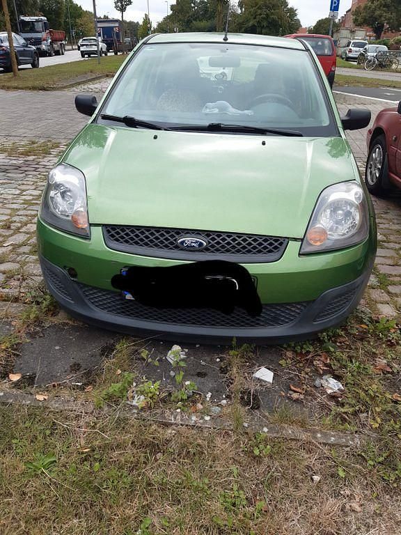 Grün Gebraucht 2005 Ford Fiesta Ambiente Kleinwagen | 750 € (Superpreis) - Bild 1/4