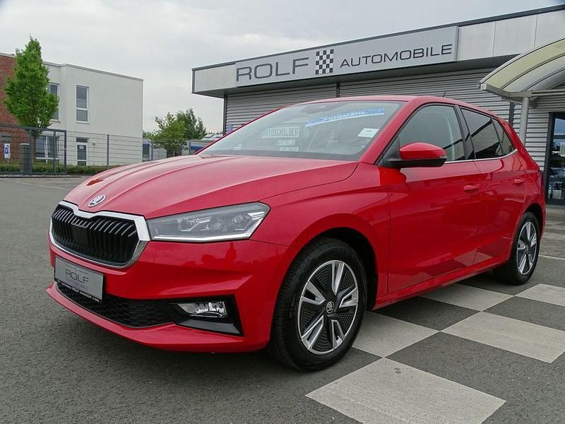 Rot velvet rot metallic (metallic) Gebraucht 2021 Skoda Fabia Style Kleinwagen | 19.980 € (Etwas zu teuer) - Bild 1/4