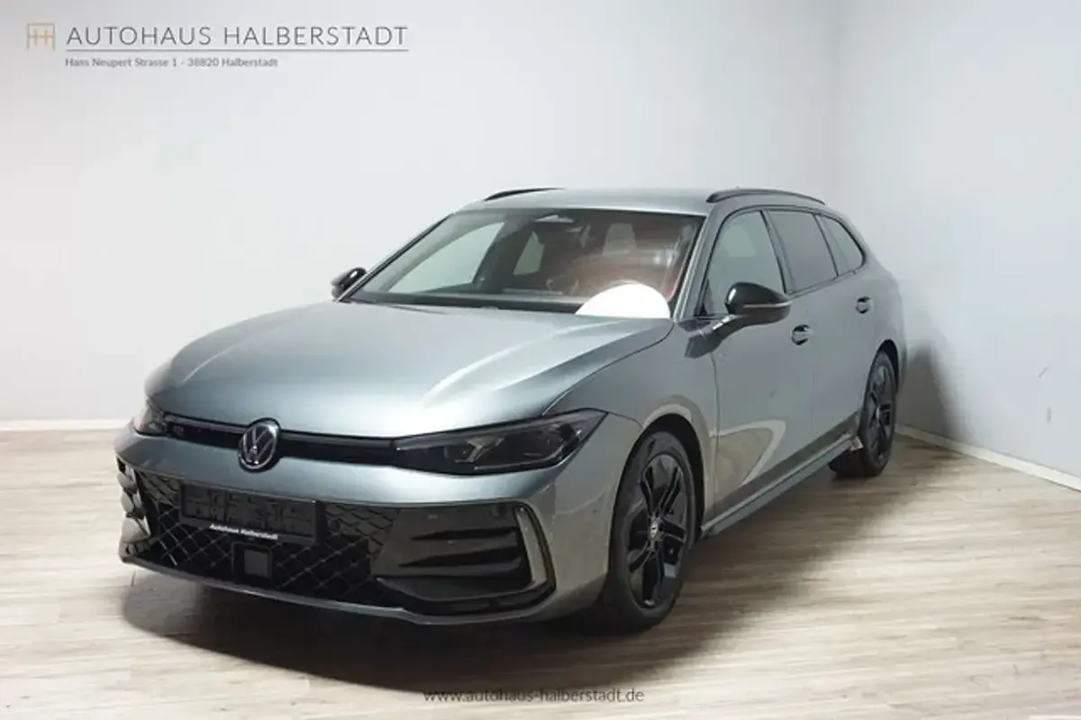 Gebraucht VW Passat R-line 193 PS (141 kW) 2024 Graphitgrau metallic (metallic) Kombi