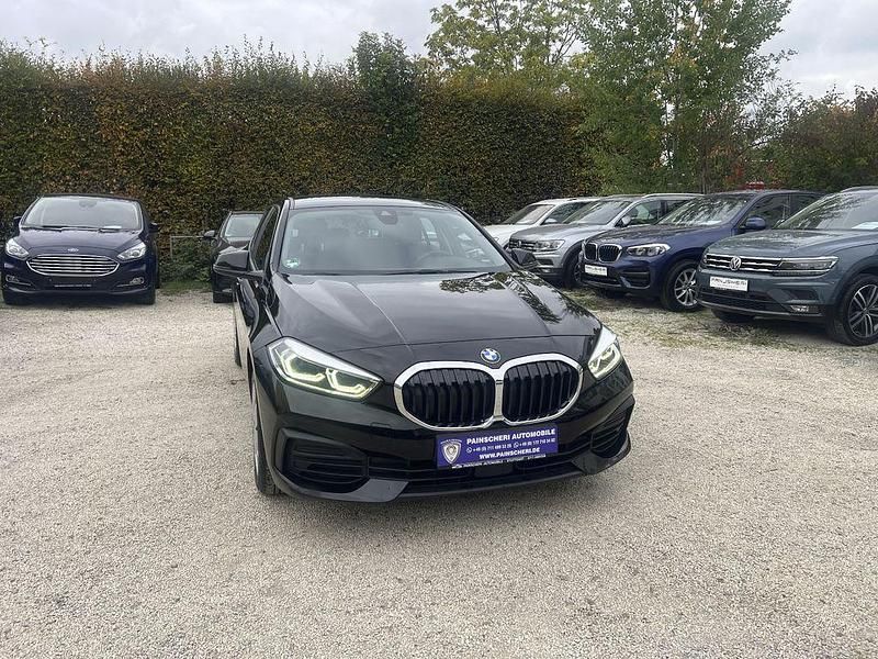 Schwarz ii/bonnet fluid black Gebraucht 2020 BMW 116 Kleinwagen | 15.199 € (Fairer Preis) - Bild 1/4