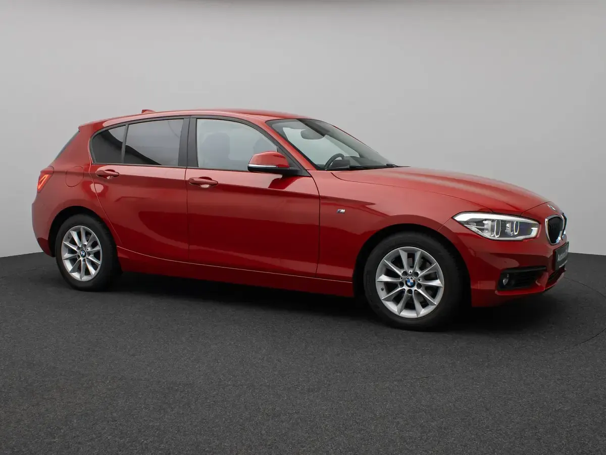 Gebraucht BMW 118 Advantage 136 PS (100 kW) 2018 Melbourne rot metallic a7schwarz Kleinwagen