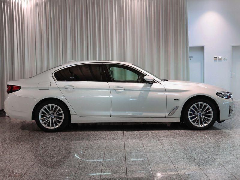 Gebraucht BMW 545e Luxury Line 394 PS (289 kW) 2023 Mineralweiss metallic Limousine