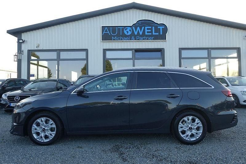 Grau Gebraucht 2023 Kia Ceed Limousine | 20.880 € (Guter Preis) - Bild 1/4