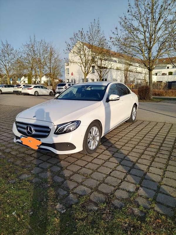 Gebraucht Mercedes E220 Avantgarde 194 PS (142 kW) 2016 Weiß Limousine