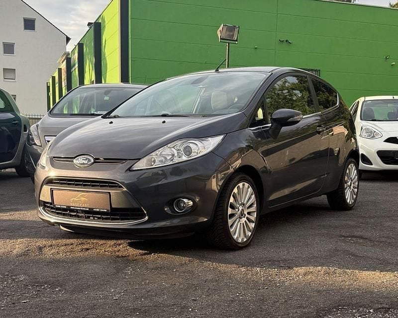 Grau Gebraucht 2010 Ford Fiesta Titanium Kleinwagen | 3.999 € (Fairer Preis) - Bild 1/4