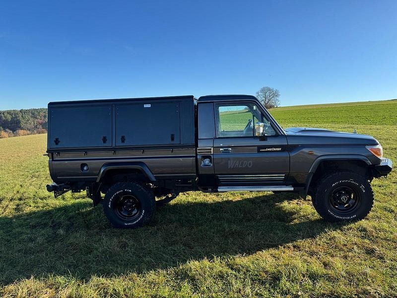 Grau Gebraucht 2019 Toyota Land Cruiser Abholung | 61.800 € (Guter Preis) - Bild 1/4