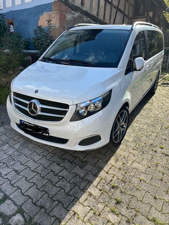 Weiß Gebraucht 2019 Mercedes V220 Edition Van / Kleinbus | 29.400 € (Guter Preis) - Bild 1/4