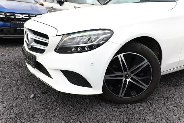Gebraucht Mercedes C200 Avantgarde 160 PS (117 kW) 2021 Polarweiß polarweiß Limousine