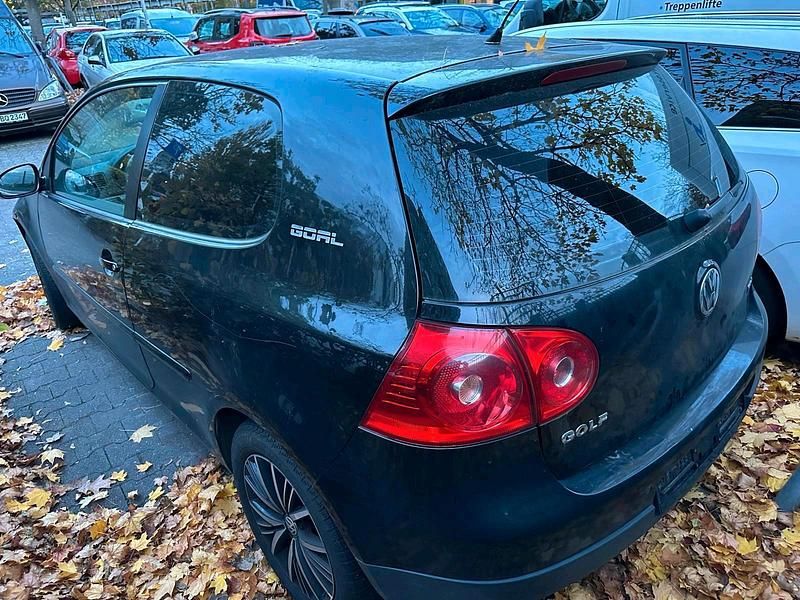 Schwarz Gebraucht 2006 VW Golf V Kleinwagen | 750 € (Superpreis) - Bild 1/4