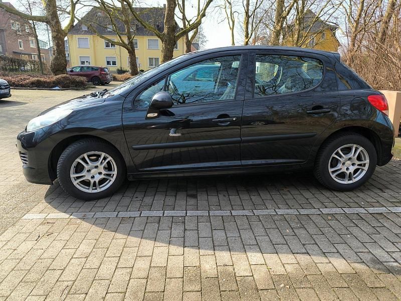 Gebraucht Peugeot 207 73 PS (53 kW) 2010 Schwarz Kleinwagen