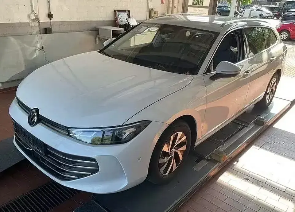 Gebraucht VW Passat Business 150 PS (110 kW) 2024 Kombi