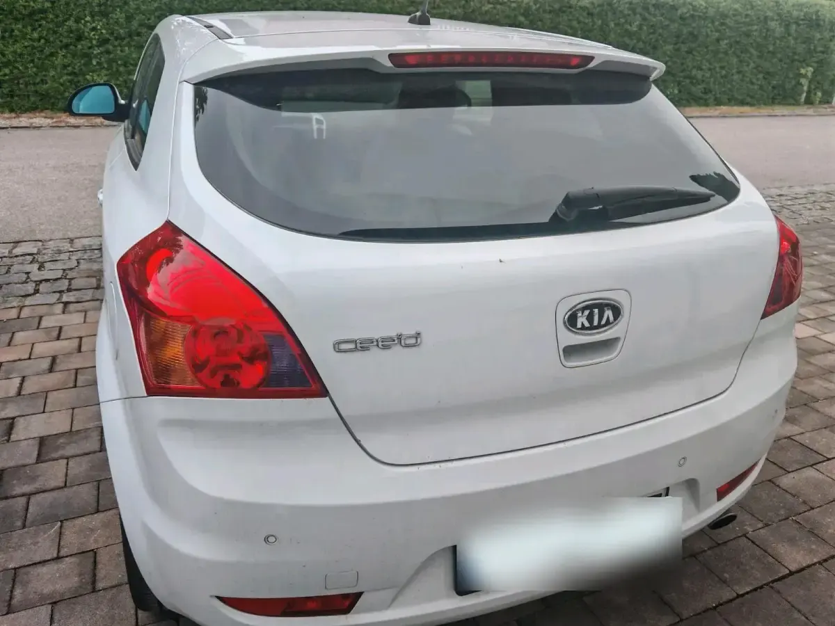Używany Kia Ceed 126 KM (92 kW) 2009 Biały Hatchback