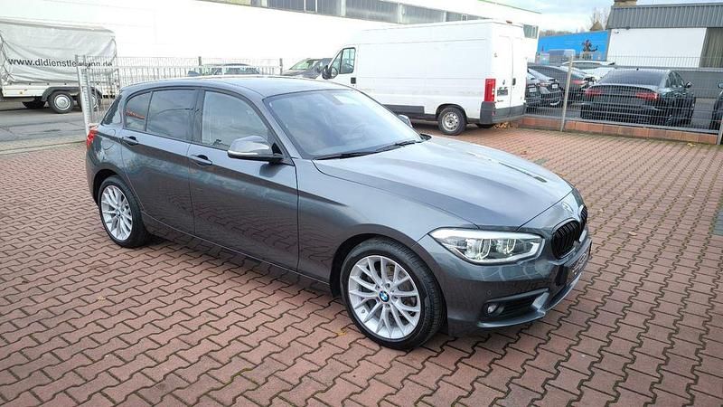 Mineralgrau Gebraucht 2018 BMW 118 Advantage Kleinwagen | 13.900 € (Guter Preis) - Bild 1/4