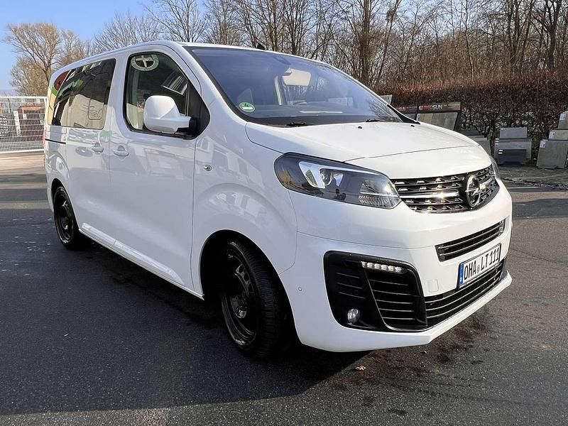 Weiß Gebraucht 2019 Opel Zafira Van / Kleinbus | 25.990 € (Guter Preis) - Bild 1/4