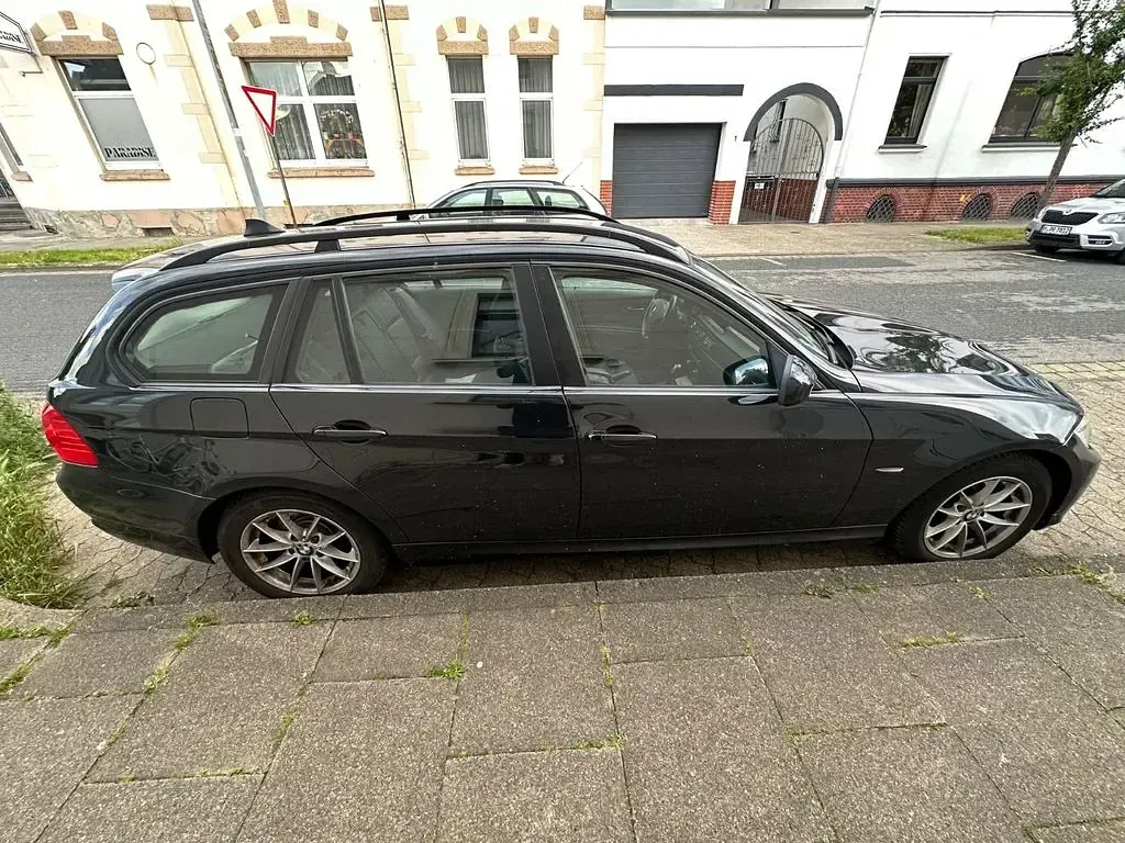 Gebraucht BMW 320 184 PS (135 kW) 2010 Schwarz Limousine
