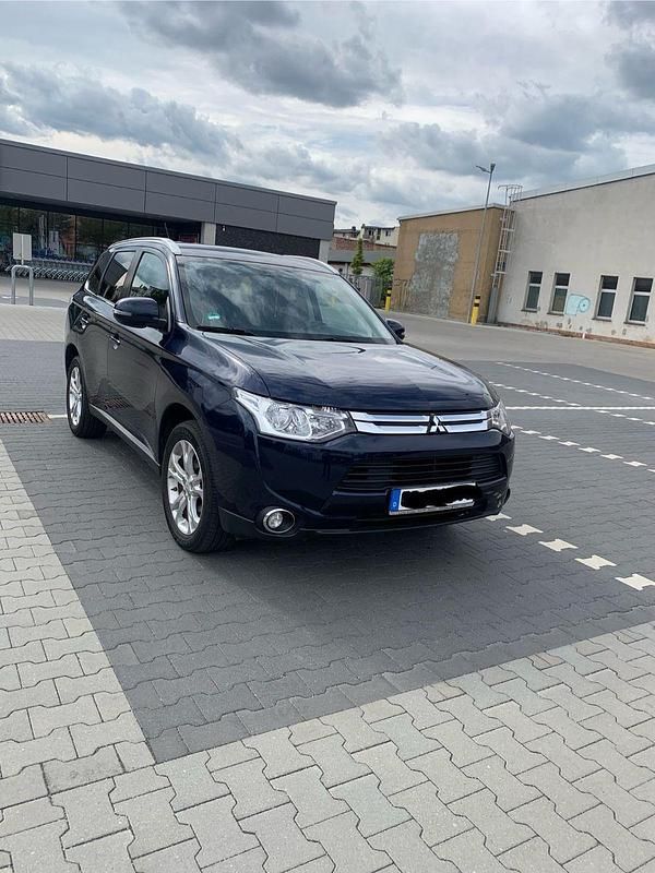 Blau Gebraucht 2015 Mitsubishi Outlander Plus SUV | 9.400 € (Fairer Preis) - Bild 1/4