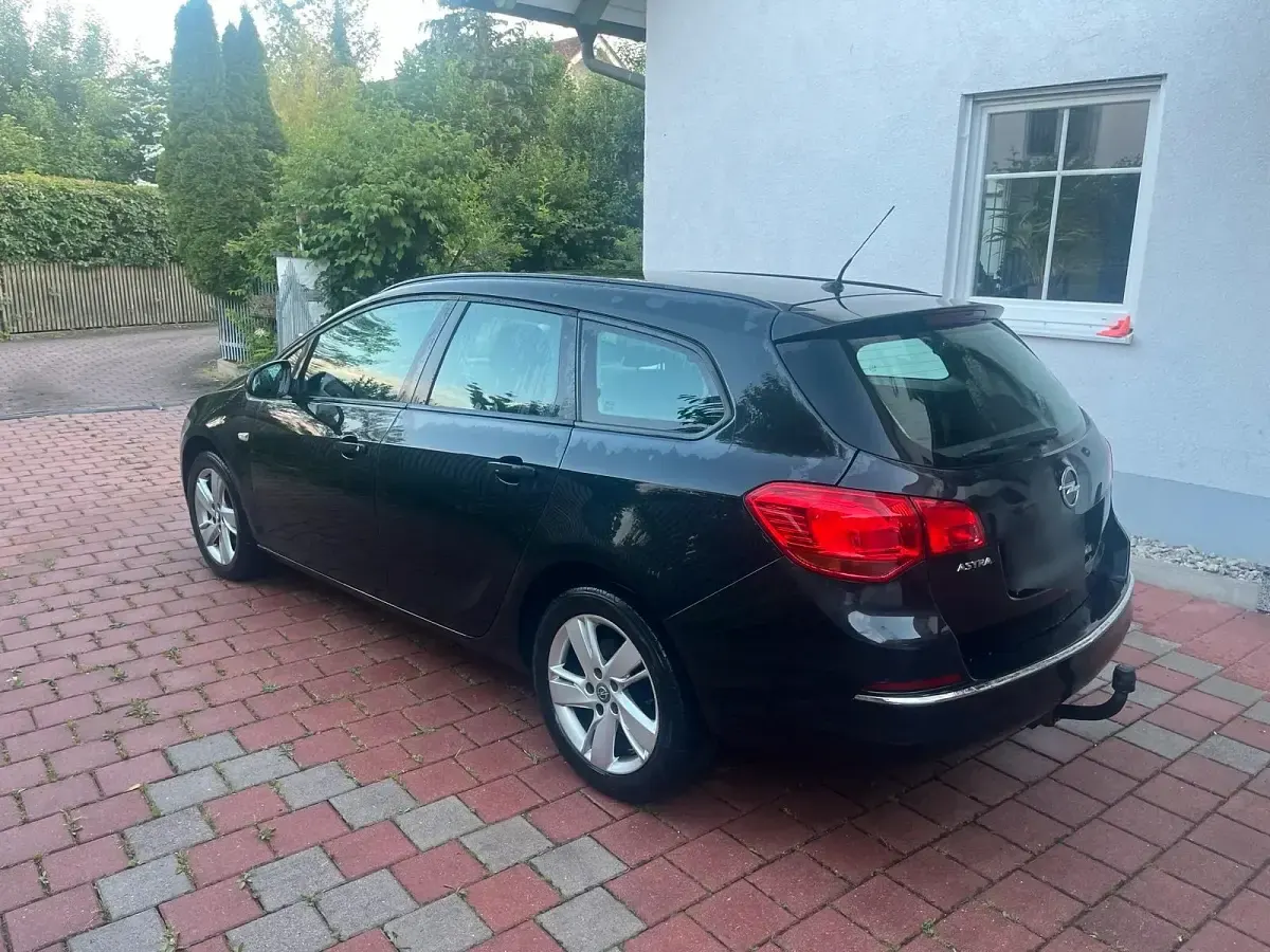 Gebraucht Opel Astra 131 PS (96 kW) 2013 Schwarz Kombi