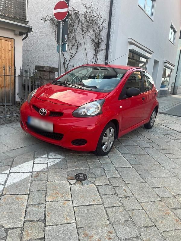 Gebraucht Toyota Aygo 68 PS (50 kW) 2013 Rot Kleinwagen