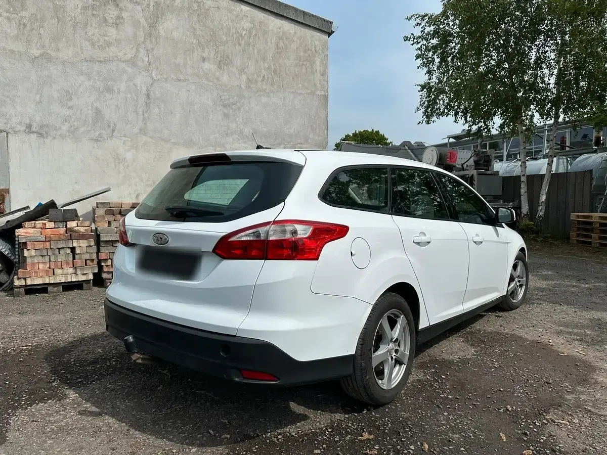 Gebraucht Ford Focus 116 PS (85 kW) 2011 Weiß Kombi
