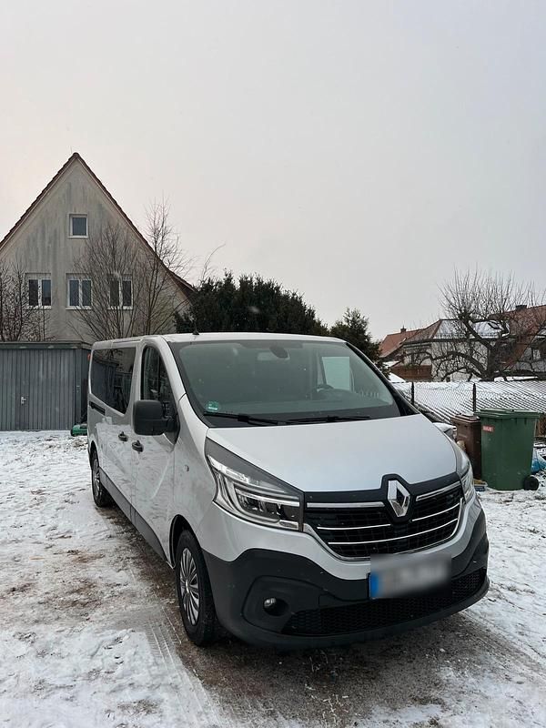 Grau Gebraucht 2021 Renault Traffic Van / Kleinbus | 18.100 € - Bild 1/4