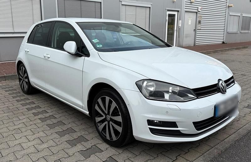 Weiß Gebraucht 2015 VW Golf VII Edition Limousine | 9.000 € (Fairer Preis) - Bild 1/4