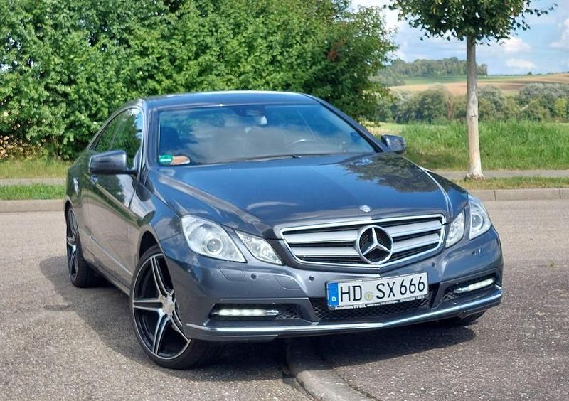Grau Gebraucht 2011 Mercedes E200 Coupé | 10.400 € (Guter Preis) - Bild 1/4