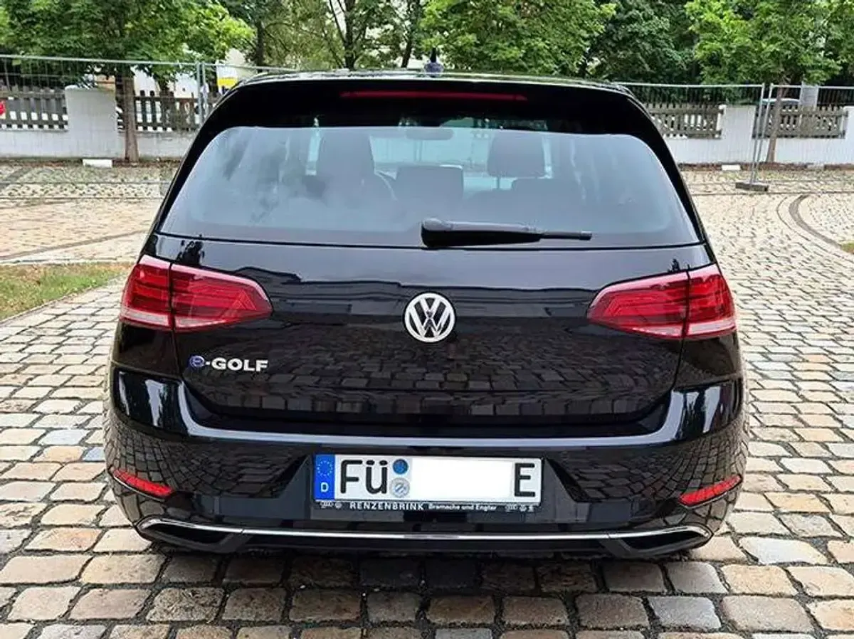 Gebraucht VW e-Golf 100 kW (136 PS) 2019 Deep black perleffekt Kleinwagen