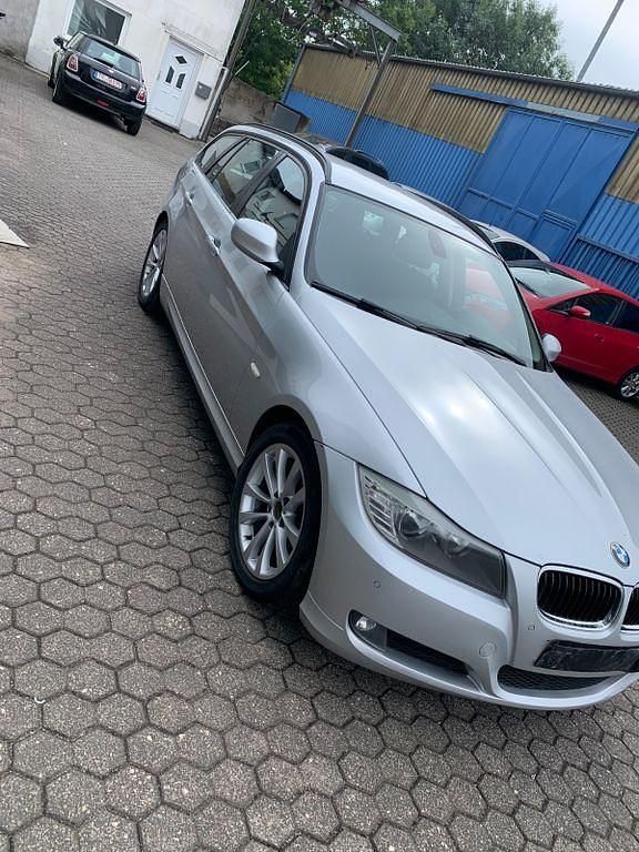 Grau Gebraucht 2012 BMW 318 Exclusive Kombi | 3.290 € (Superpreis) - Bild 1/4
